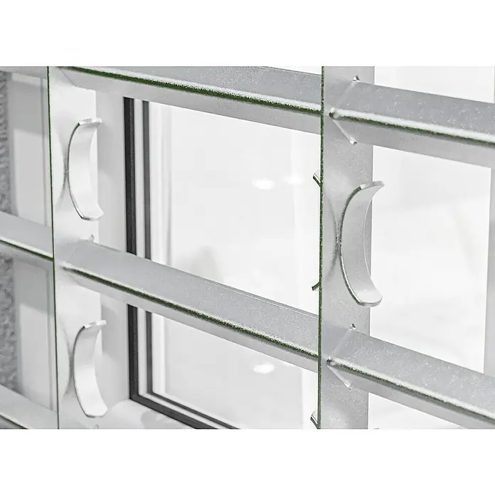 Stabilit Fenstergitter - Höhe: 600 mm, Auszugslänge: 50 cm - 65 cm, Fensterlaibungsmontage - Nahaufnahme eines Fenstergitters aus Metall mit verstellbaren Lamellen. Die Lamellen sind mit Griffen versehen, um sie zu öffnen und zu schließen.