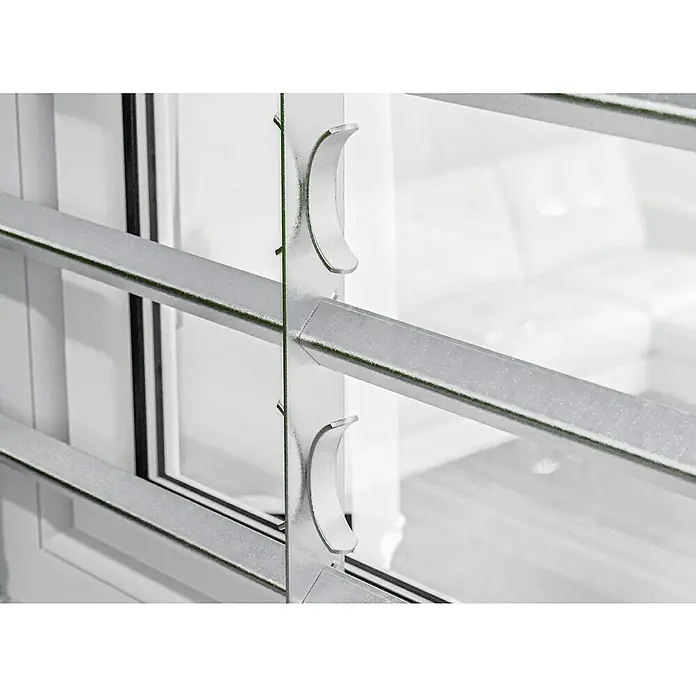 Stabilit Fenstergitter - Höhe: 600 mm, Auszugslänge: 100 cm - 150 cm, Fensterlaibungsmontage - Nahaufnahme eines Fenstergitters aus Metall. Das Gitter sorgt für Sicherheit und ist eine robuste Ergänzung für jedes Haus.