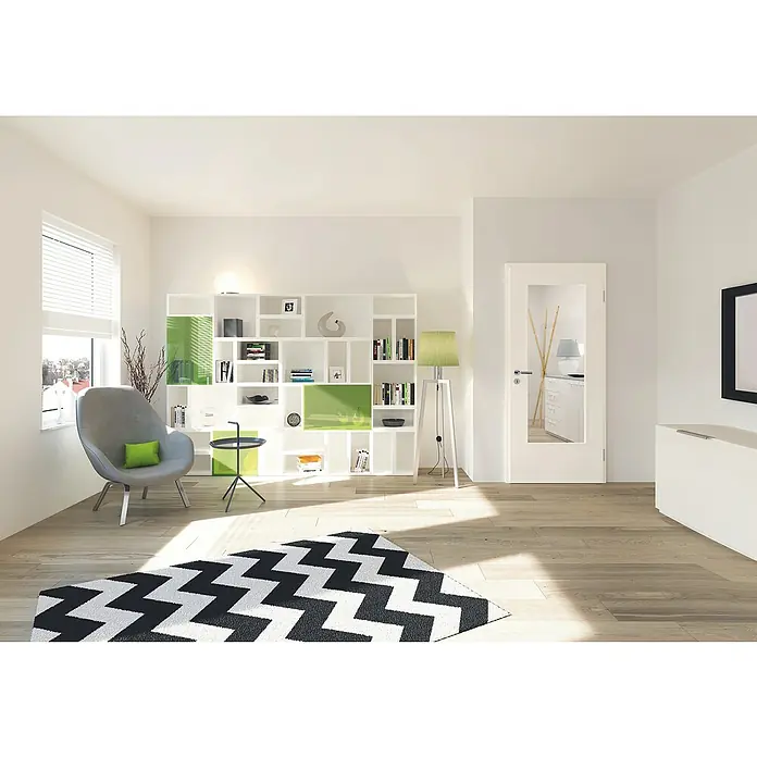 GetaDoor Laminit Zimmertür GL 223 LA - 860 x 1.985 mm, DIN Anschlag: Rechts, Weiß seidenmatt - Einladendes Wohnzimmer mit modernem Bücherregal, stilvollem Sessel und einem auffälligen schwarz-weißen Zickzack-Teppich für einen zeitgenössischen Look.