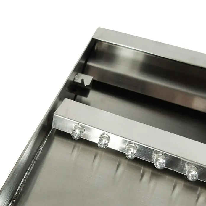 Ubbink Einbau-Wasserfall Niagara LED 90 Wall - 20 x 90 x 10 cm, Edelstahl, Leuchtmittel: LED - Detailansicht einer Edelstahl-Auffangwanne mit LED-Beleuchtung, ideal für den Einsatz in der Gastronomie oder im Labor. Hochwertig und robust.