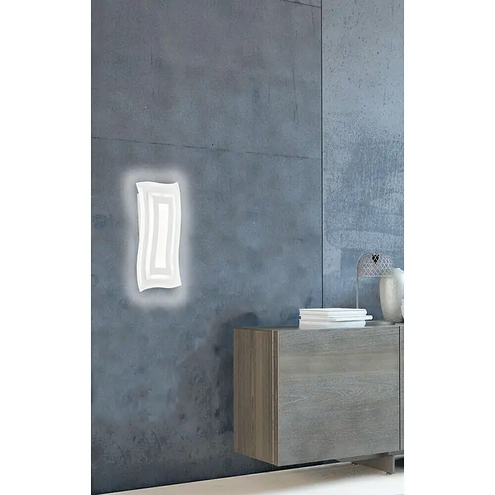 Fischer & Honsel LED-Wandleuchte Gorden - 19 W, L x B x H: 5,5 x 22 x 43 cm, Weiß, Mehrfarbig - Wandleuchte mit modernem, wellenförmigem Design. Beleuchtet eine graue Wand über einem eleganten Schrank. Stilvolle Beleuchtung für jeden Raum.