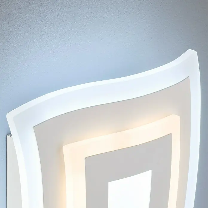 Fischer & Honsel LED-Wandleuchte Gorden - 19 W, L x B x H: 5,5 x 22 x 43 cm, Weiß, Mehrfarbig - Nahaufnahme einer modernen, weißen LED-Wandleuchte mit geschwungenem Design, die ein warmes Licht ausstrahlt. Elegante Beleuchtung für Innenräume.