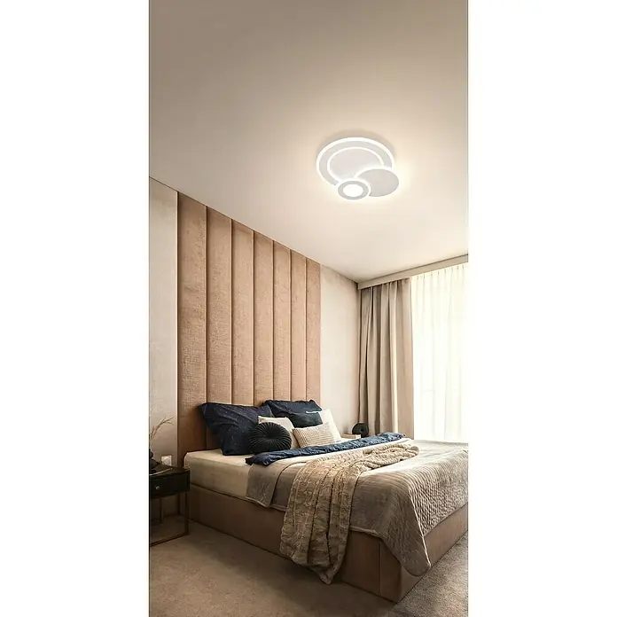 Fischer & Honsel LED-Deckenleuchte Joster43 W, L x B x H: 53,5 x 45,5 x 7 cm, Weiß, Mehrfarbig, Rund - Das Bild zeigt eine moderne Zimmerlampe mit einem runden Design an der Decke eines Schlafzimmers.