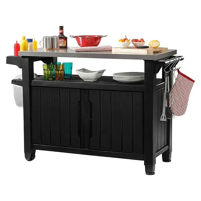 Keter Mesa de servicio Unity XL - 123,7 x 54 cm, Plástico, Marrón - Imagen de un carrito de cocina exterior negro con una tapa de acero inoxidable y diversos accesorios para asar.
