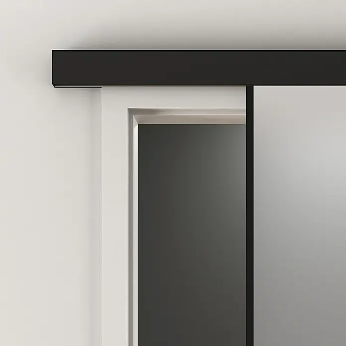 Diamond Doors Abstands-Set Linea 60 2.0 - Schwarz, 2.200 x 15,5 x 63,5 mm, Passend für: Diamond Doors Glasschiebetür-Beschlag Linea 60 2.0 - Detailaufnahme einer modernen Schiebetür mit schwarzer Laufschiene und weißem Rahmen, die Eleganz und Funktionalität vereint.