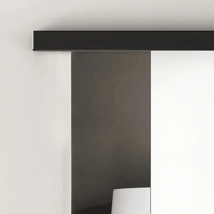 Diamond Doors Holzschiebetür-Beschlag Linea 60 Premium 2.0 - Schwarz, Art Beschlag: Geschlossen, Länge: 2.000 mm - Detailaufnahme einer modernen Schiebetür mit dunkler Schiene, die elegantes Design und Funktionalität in einem minimalistischen Raum vereint.