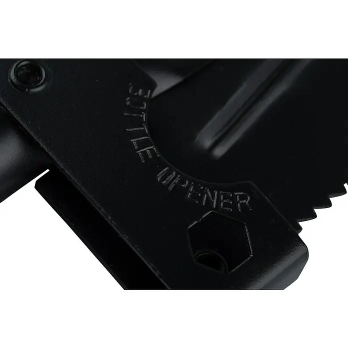 AceCamp Multifunktionsspaten Schaufel, Beil, Säge, Hammer, Zange, Schraubenzieher, Kompass, Messer - 30 cm, Edelstahl - Nahaufnahme eines schwarzen Flaschenöffners mit der Aufschrift "BOTTLE OPENER".