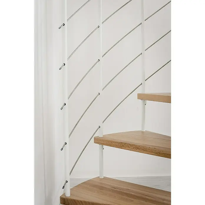 Minka Spindeltreppe Venezia - Durchmesser: 140 cm, Weiß, Farbe Stufen: Buche Natur, Geschosshöhe: 305,5 cm - Detailaufnahme einer modernen Treppe mit Holzstufen und weißem Geländer mit Edelstahlseilen. Das minimalistische Design betont die klaren Linien.