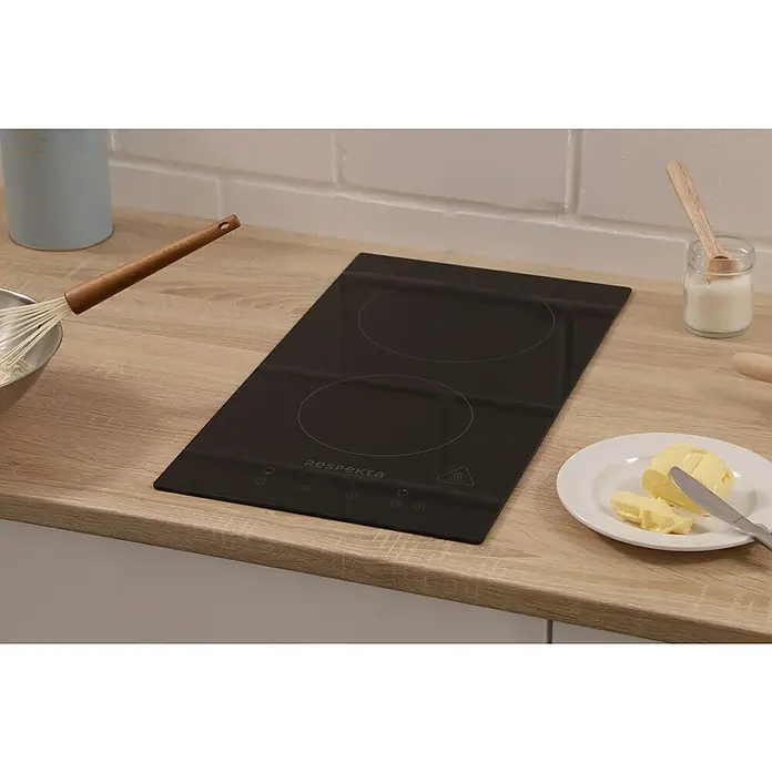Respekta Kochfeld Bennet - Anzahl Normalkochstellen: 2 Stk. - Eine Respekta-Doppelkochplatte ist auf einer Küchentheke neben Zutaten zum Kochen platziert, was ihre Benutzerfreundlichkeit hervorhebt.