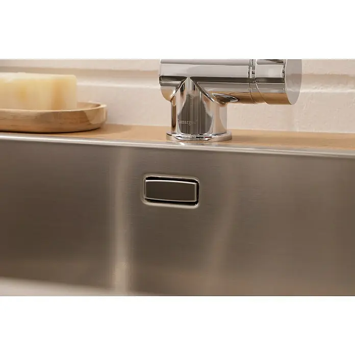 Respekta Fregadero encastrable Detroit - 44 x 49 cm, Acero inoxidable - Un primer plano de un fregadero de cocina elegante de acero inoxidable con un grifo moderno y un botón para controlar el desagüe.