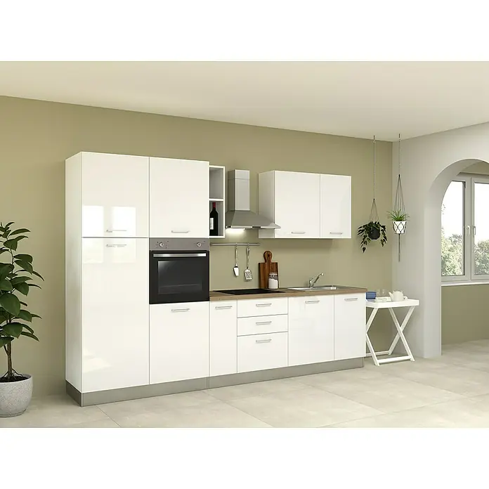 Marinelli Cucine Vormontierte Küchenzeile Astrea - Breite: 315 cm, Weiß, Mit Elektrogeräten - Helle Einbauküche mit weißen, glänzenden Fronten, integriertem Ofen und Hängepflanzen.