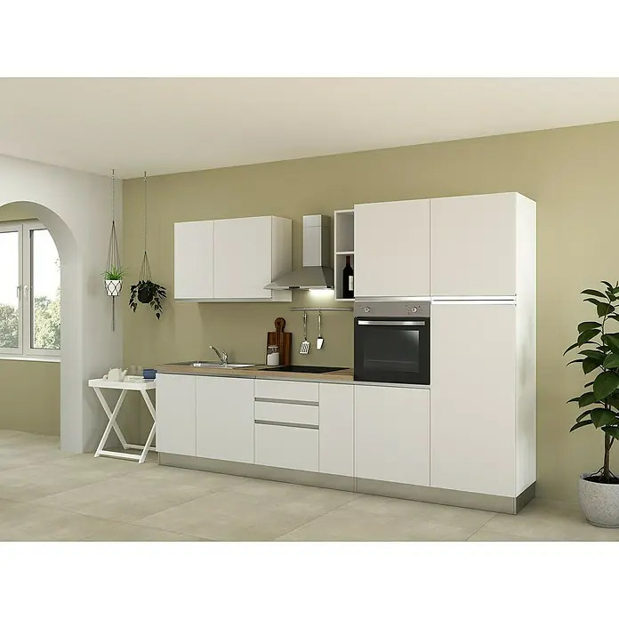 Marinelli Cucine Vormontierte Küchenzeile Luce - Breite: 315 cm, Weiß, Mit Elektrogeräten, Spüle links - Helle Küche mit weißen Schränken und Geräten, akzentuiert durch einen Holzton für die Arbeitsplatte, die ein modernes und sauberes Design ausstrahlt.