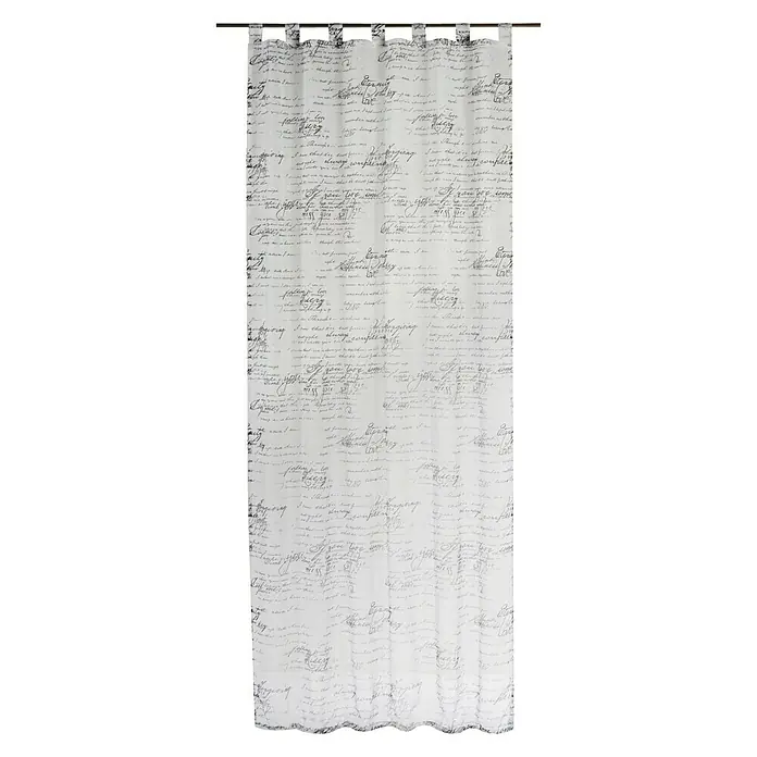 Elbersdrucke Schlaufenschal Loveletter - 100 % Polyester, 140 x 255 cm, Weiß/Schwarz - Das ist ein weißer Gardinenschal mit aufgedruckter Kalligraphie. Der Vorhang hängt an einer braunen Stange mit Schlaufenbefestigung.
