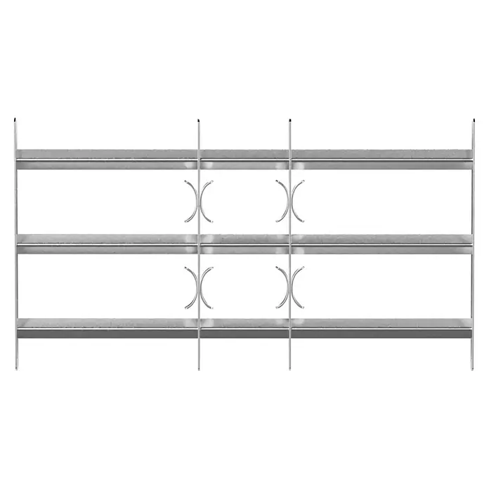 Stabilit Fenstergitter - Höhe: 450 mm, Auszugslänge: 50 cm - 65 cm, Fensterlaibungsmontage - Ansicht einer Metallgitterstruktur mit horizontalen Stäben und dekorativen geschwungenen Elementen. Das Gitter ist silbern und vor schwarzem Hintergrund abgebildet.