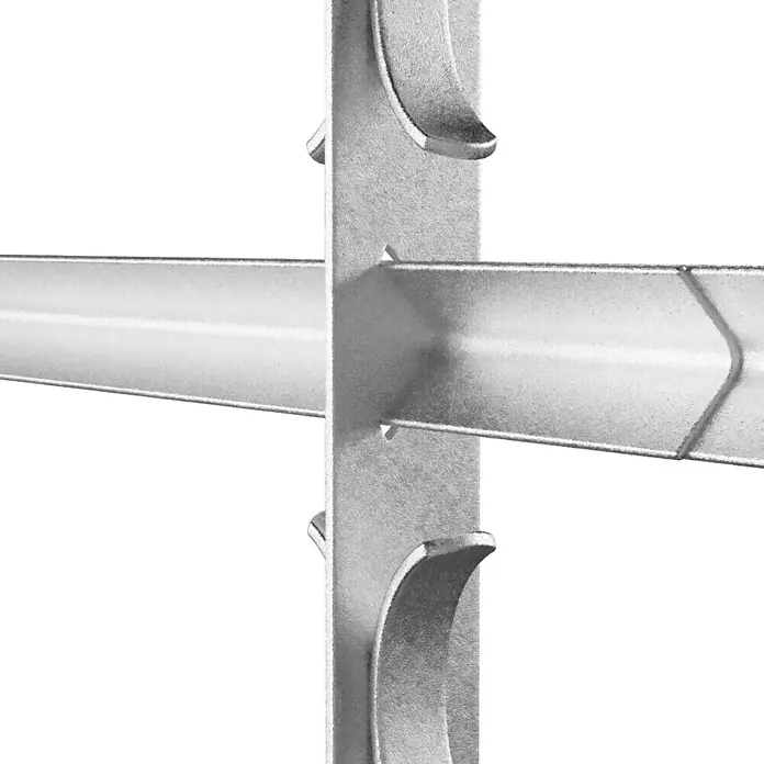 Stabilit Fenstergitter - Höhe: 600 mm, Auszugslänge: 50 cm - 65 cm, Fensterlaibungsmontage - Nahaufnahme einer silbergrauen Metallzaunpfosten-Konstruktion mit Haken, ideal zur sicheren Befestigung von Zäunen und Barrieren im Außenbereich.
