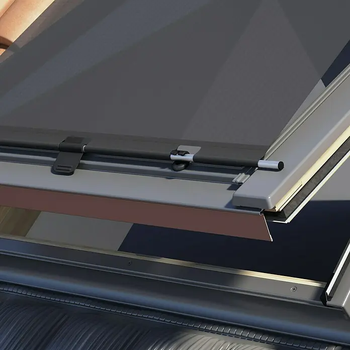 Solid Elements Dachfenster-Markise MIA - Passend für: Solid Elements Dachfenster, 55 cm, Schwarz - Nahaufnahme eines Rollladens für Dachfenster, der teilweise geschlossen ist und einen grauen Stoff sowie Metallelemente zeigt.