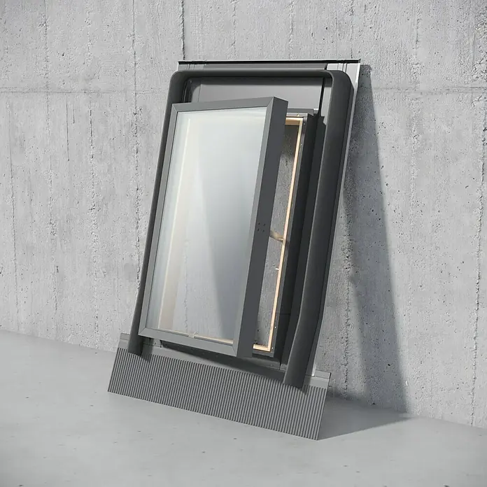 Salida de techo Fenstro - 45 x 73 cm, Color exterior: RAL 7043 - La imagen muestra una ventana de techo gris contra una pared de hormigón, combinando diseño y funcionalidad. Ofrece una solución para más luz.