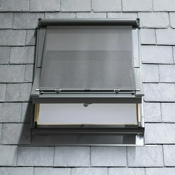 Solid Elements Dachfenster-Markise MIA - Passend für: Solid Elements Dachfenster, 55 cm, Schwarz - Dachfenster mit Rollo, ideal für effektiven Sonnenschutz und Verdunkelung. Das Rollo ist grau und passt sich nahtlos in das Dach ein.