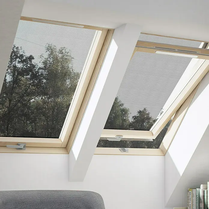 Solid Elements Dachfenster-Markise MIA - Passend für: Solid Elements Dachfenster, 55 cm, Schwarz - Zwei Dachfenster mit Rollos, die einen Blick auf Bäume im Freien ermöglichen und die Helligkeit im Raum regulieren.