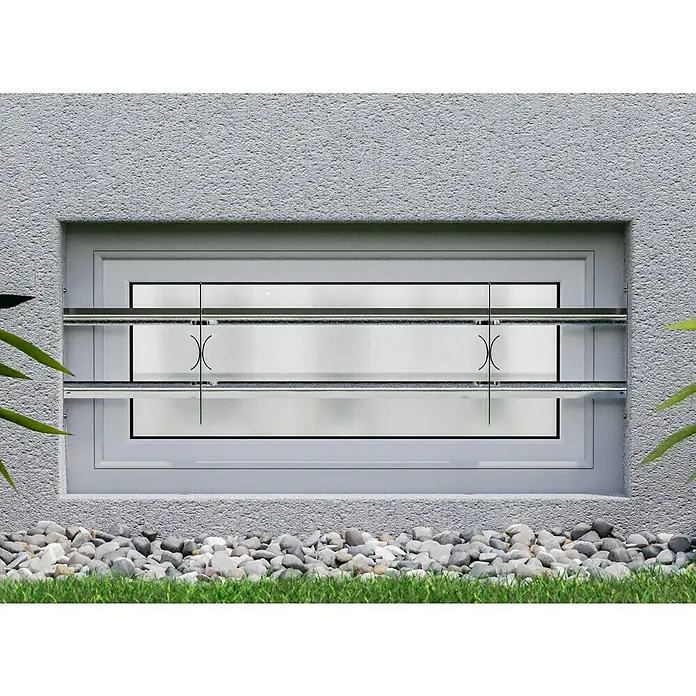 Stabilit Fenstergitter - Höhe: 300 mm, Auszugslänge: 100 cm - 150 cm, Fensterlaibungsmontage - Fenster mit horizontalen Lamellen vor einer mit Kies bedeckten Wand. Die Lamellen sorgen für Privatsphäre und Lichtregulierung.