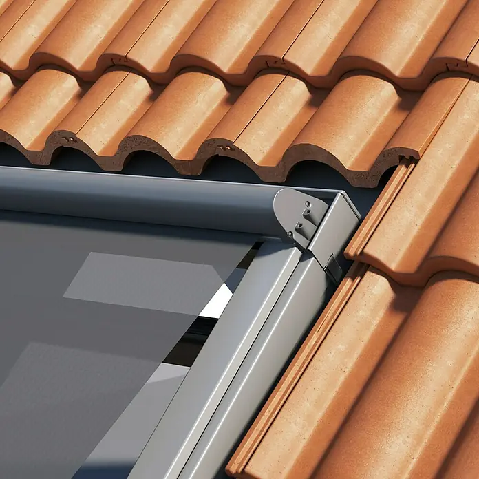 Solid Elements Dachfenster-Markise MIA - Passend für: Solid Elements Dachfenster, 55 cm, Schwarz - Detailaufnahme einer modernen, grauen Dachfensterrolllade, eingebaut in ein traditionelles Ziegeldach. Schützt vor Sonne und Hitze.