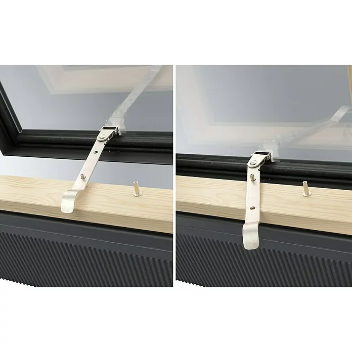 Dachausstieg - 45 x 55 cm, Farbton außen: RAL 7043 - Dachfenster-Detailansicht mit silbernem Fensteröffner. Das Fenster ist leicht geöffnet und zeigt die Mechanik.