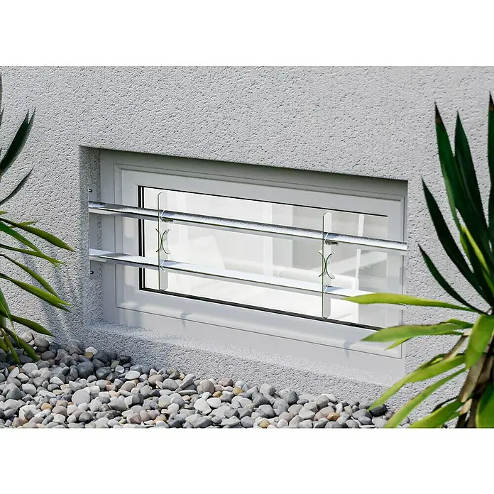 Stabilit Fenstergitter - Höhe: 300 mm, Auszugslänge: 100 cm - 150 cm, Fensterlaibungsmontage - Nahaufnahme eines Kellerfensters mit Gitter, das Sicherheit bietet und gleichzeitig Licht hereinlässt.