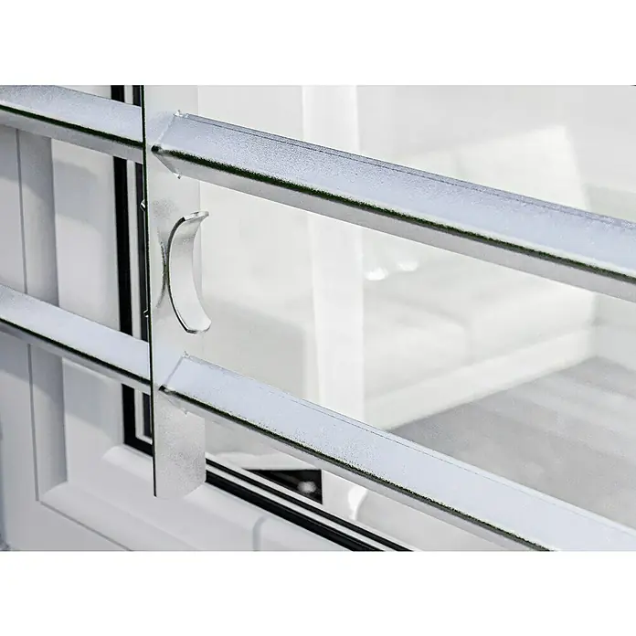 Stabilit Fenstergitter - Höhe: 300 mm, Auszugslänge: 100 cm - 150 cm, Fensterlaibungsmontage - Nahaufnahme einer Jalousie mit Lamellen aus Glas, die sich durch einen Drehknopf öffnen und schließen lassen.