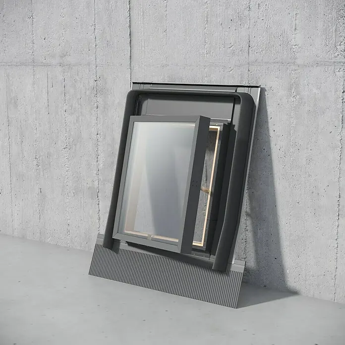 Salida de techo Fenstro - 45 x 55 cm, Color exterior: RAL 7043 - Primer plano de una claraboya con detalles grises y de madera, montada en una pared de hormigón, que muestra un diseño moderno y funcionalidad.