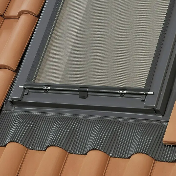 Solid Elements Dachfenster-Markise MIA - Passend für: Solid Elements Dachfenster, 55 cm, Schwarz - Nahaufnahme eines Dachfensters mit einem integrierten Rollo, das teilweise geschlossen ist und vor Licht schützt.
