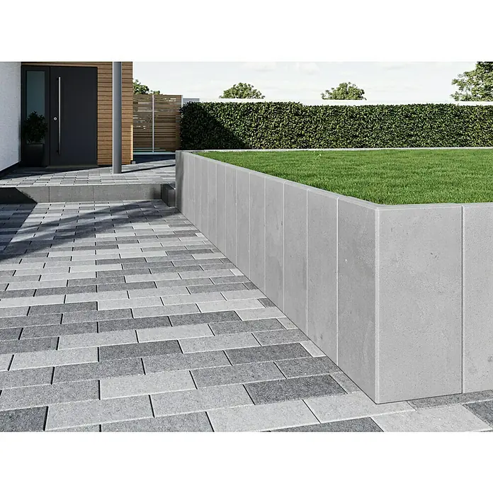 Diephaus L-Stein - 80 cm, 40 cm, Stärke: 7 cm, Grau - Graue Pflastersteine bilden einen eleganten Weg zu einem modernen Haus mit einem gepflegten Rasenbereich.