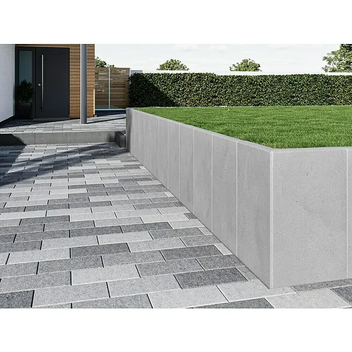Diephaus L-Stein - 80 cm, 50 cm, Stärke: 7 cm, Grau - Pflastersteine in Grau- und Weißtönen erzeugen ein modernes Ambiente im Außenbereich, während die graue Mauer und das Grün den Raum auflockern.