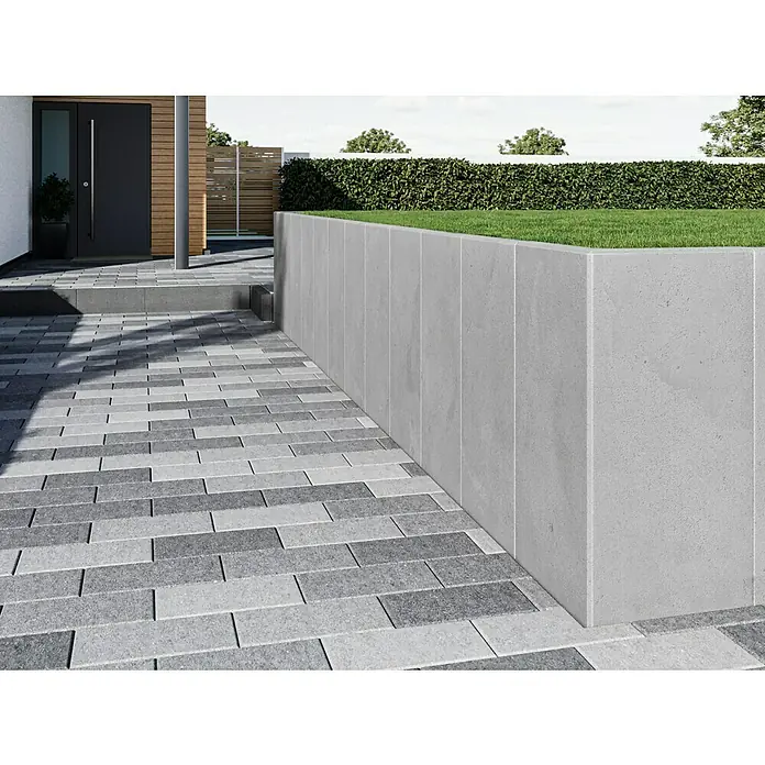 Diephaus L-Stein - 100 cm, 50 cm, Stärke: 7 cm, Grau - Bild einer modernen Gartengestaltung mit einer grauen Steinmauer und einem gepflasterten Weg, der zu einem Haus führt.