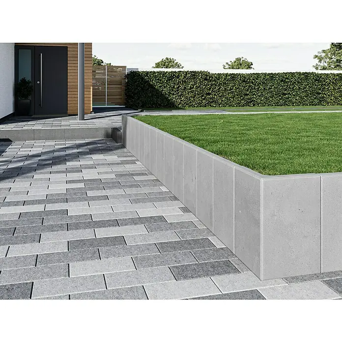 Diephaus L-Stein - 60 cm, 40 cm, Stärke: 7 cm, Grau - Außenaufnahme eines modernen Hauses mit grauer Pflasterung und einer Betoneinfassung, die einen gepflegten Rasen abgrenzt.