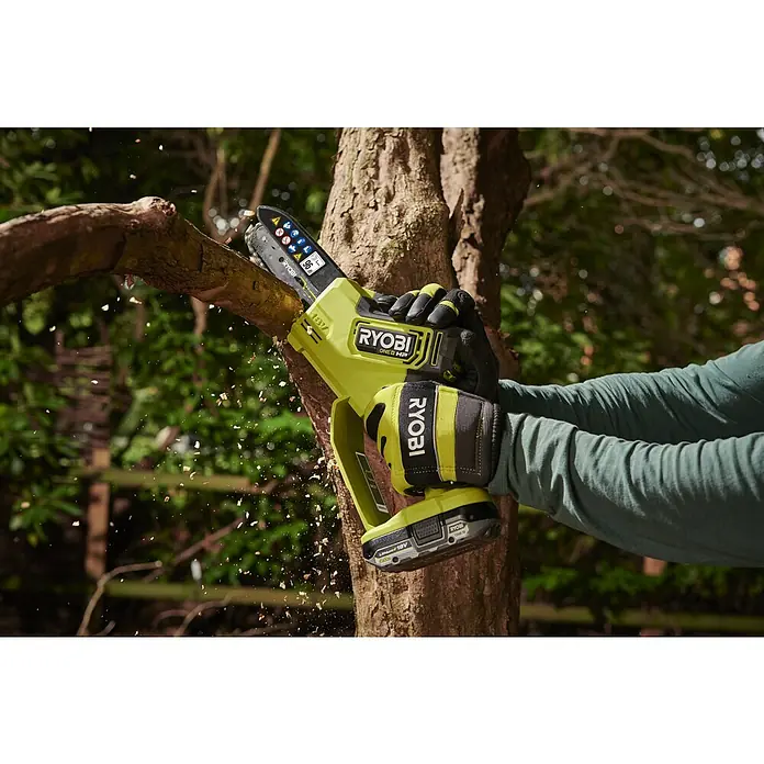 Ryobi ONE+HP Akku-Astsäge RY18PSX15A-0 - 18 V, Li-Ionen, Ohne Akku, Schwertlänge: 15 cm - Nahaufnahme einer Ryobi Akku-Astsäge beim Schneiden eines Astes, mit Fokus auf Präzision und Benutzerfreundlichkeit.