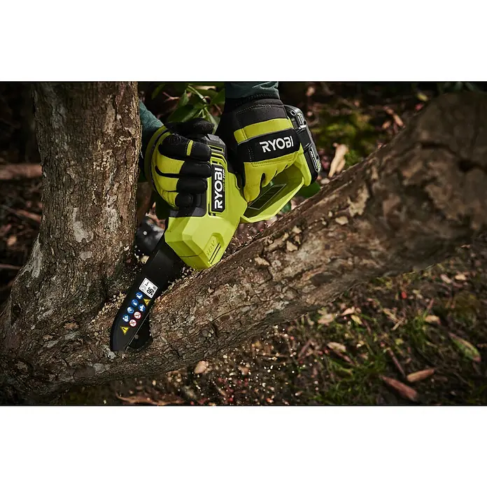 Ryobi ONE+HP Akku-Astsäge RY18PSX15A-0 - 18 V, Li-Ionen, Ohne Akku, Schwertlänge: 15 cm - Nahaufnahme einer Ryobi Akku-Kettensäge beim Schneiden eines Baumstamms, bedient von einer Person mit Arbeitshandschuhen.