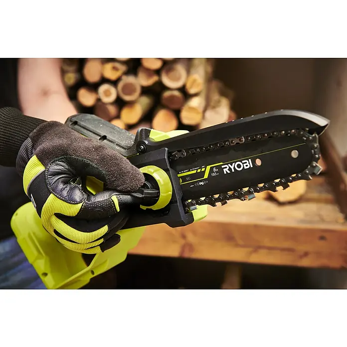 Ryobi ONE+HP Akku-Astsäge RY18PSX15A-0 - 18 V, Li-Ionen, Ohne Akku, Schwertlänge: 15 cm - Nahaufnahme einer akkubetriebenen RYOBI-Kettensäge mit 6-Zoll-Sägeblatt, die von einer behandschuhten Hand gehalten wird, ideal für Gartenarbeiten.