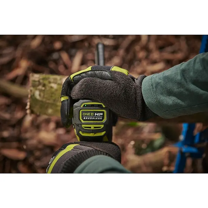 Ryobi ONE+HP Akku-Astsäge RY18PSX15A-120T - 18 V, 2 Ah, Li-Ionen, 1 Akku, Schwertlänge: 15 cm - Nahaufnahme einer Ryobi ONE+ HP Brushless-Elektrosäge in Aktion. Die Handschuhe sorgen für einen sicheren Halt.