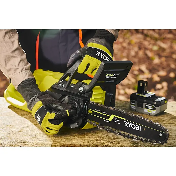 Ryobi ONE+HP Akku-Kettensäge RY18CSX30A-0 - 18 V, Li-Ionen, Ohne Akku, Schwertlänge: 30 cm - Nahaufnahme einer Ryobi Akku-Kettensäge mit 18V ONE+HP Brushless-Technologie, ideal für Gartenarbeiten.