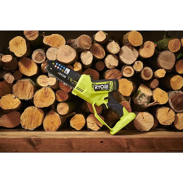 Ryobi ONE+HP Akku-Astsäge RY18PSX15A-0 - 18 V, Li-Ionen, Ohne Akku, Schwertlänge: 15 cm - Nahaufnahme einer Ryobi Akku-Kettensäge vor einem Stapel Holzscheite. Ideal für Gartenarbeiten.
