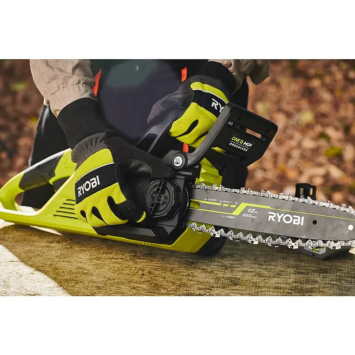 Ryobi ONE+HP Akku-Kettensäge RY18CSX30A-0 - 18 V, Li-Ionen, Ohne Akku, Schwertlänge: 30 cm - Nahaufnahme einer RYOBI ONE+ HP Akku-Kettensäge mit 30 cm Schwertlänge, die auf einem Holzbalken liegt und von Händen mit Arbeitshandschuhen gehalten wird.