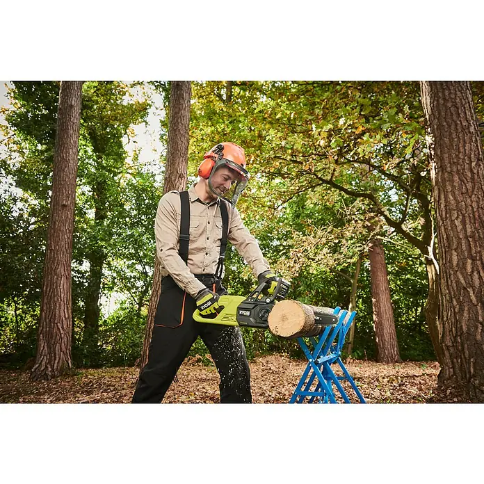 Ryobi ONE+HP Akku-Kettensäge RY18CSX30A-0 - 18 V, Li-Ionen, Ohne Akku, Schwertlänge: 30 cm - Ein Mann mit Schutzhelm sägt mit einer Ryobi Akku-Kettensäge ein Holzstück auf einem Sägebock in einem Waldstück.