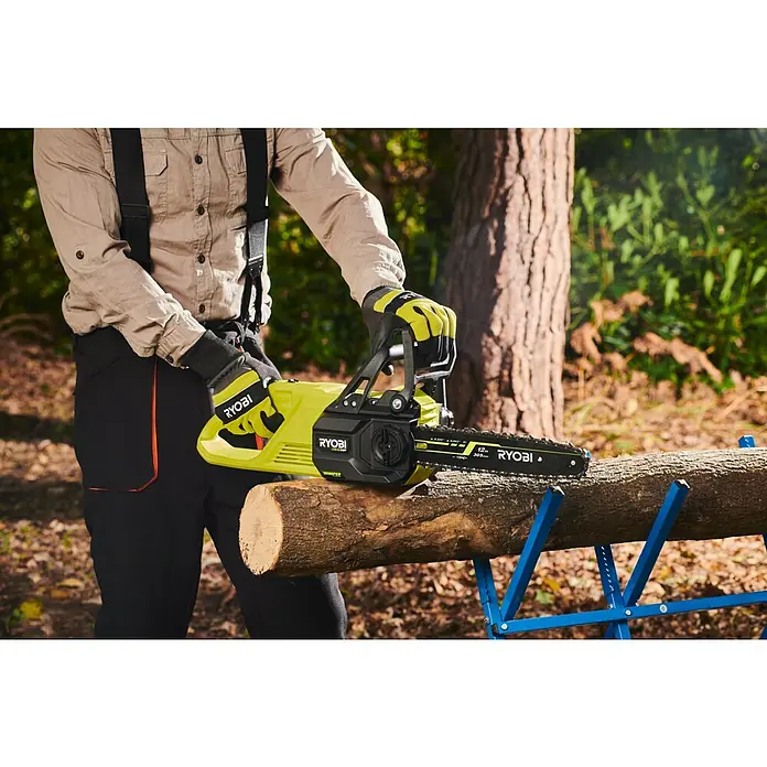 Ryobi ONE+HP Akku-Kettensäge RY18CSX30A-0 - 18 V, Li-Ionen, Ohne Akku, Schwertlänge: 30 cm - Mann sägt einen Baumstamm mit einer Ryobi Akku-Kettensäge.