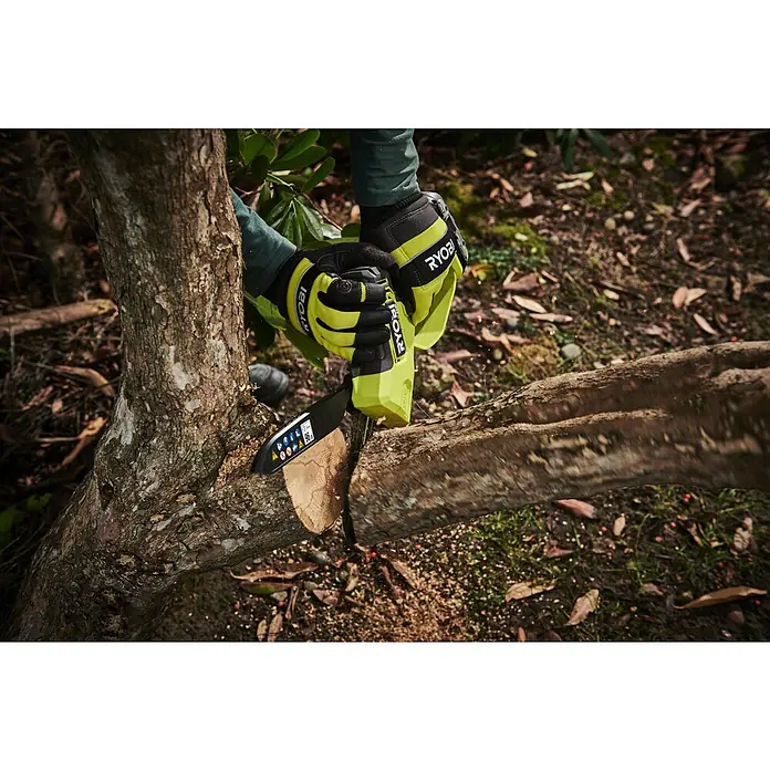 Ryobi ONE+HP Akku-Astsäge RY18PSX15A-120T - 18 V, 2 Ah, Li-Ionen, 1 Akku, Schwertlänge: 15 cm - Eine Person schneidet mit einer RYOBI Akku-Kettensäge einen Baumstamm.