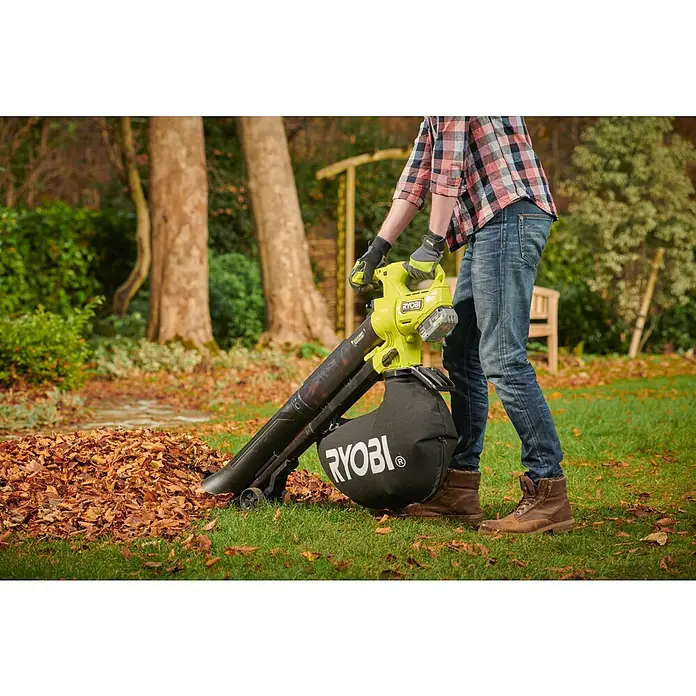 Ryobi ONE+HP Akku-Laubsauger & -Laubbläser RY18BVXA-0 - Ohne Akku, Blasleistung: 1,8 m³/min, Blasgeschwindigkeit: 252 m/s - Eine Person benutzt einen Ryobi Laubbläser, um Blätter in einem Garten aufzusammeln.