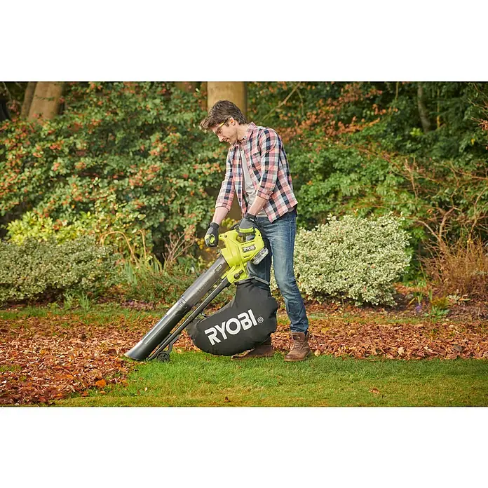 Ryobi ONE+HP Akku-Laubsauger & -Laubbläser RY18BVXA-0 - Ohne Akku, Blasleistung: 1,8 m³/min, Blasgeschwindigkeit: 252 m/s - Ein Mann benutzt einen Ryobi Laubbläser im Garten, um gefallenes Laub zu entfernen. Praktisch und effizient für die Gartenarbeit.