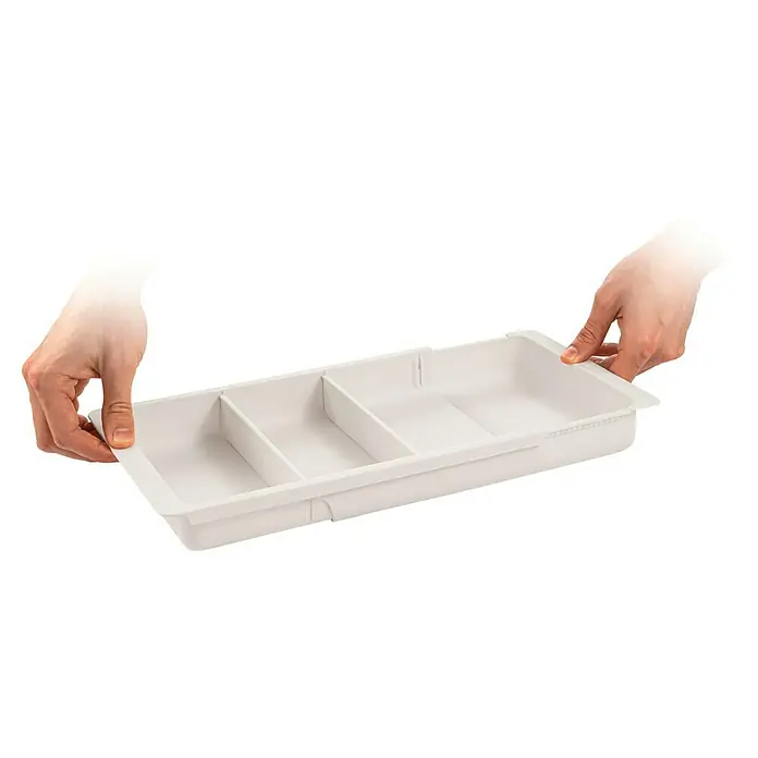 Tescoma Schubladeneinsatz Flexi Space - L x B x H: 55,5 x 20 x 4,5 cm, Weiß, Kunststoff - Eine weiße Besteckschublade wird von zwei Händen gehalten und präsentiert das Produkt für die Küchenorganisation.
