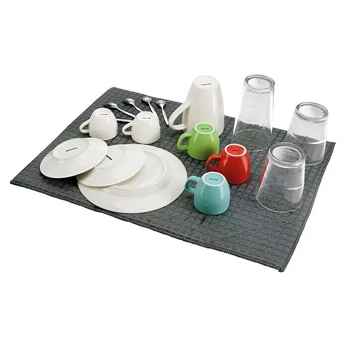 Tescoma Abtropfmatte Presto - 51 x 39 cm - Auswahl an frisch gewaschenem Geschirr: weiße Teller, klare Gläser, Metalllöffel und farbige Tassen trocknen auf einer dunkelgrauen Matte.