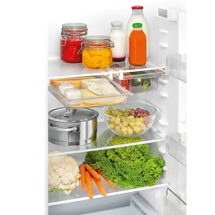 Tescoma Schublade Flexi Space - 24 x 29 cm - Einblick in einen Kühlschrank gefüllt mit frischen Lebensmitteln wie Obst, Gemüse, Käse und eingemachten Speisen.