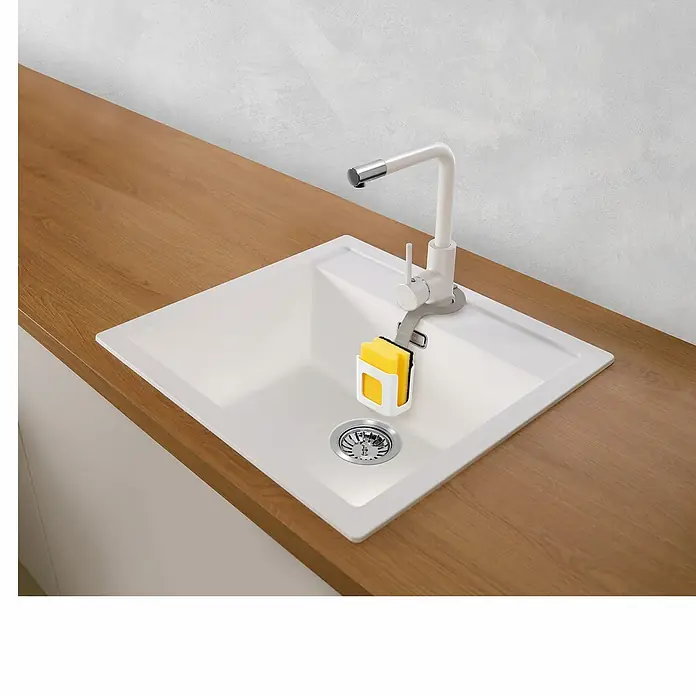Tescoma Schwammtuchhalter Puro - Weiß - Eine Spüle mit Wasserhahn und einem Spülbeckeneinsatz, in dem sich ein gelber Schwamm befindet. Das Waschbecken ist weiß und modern.